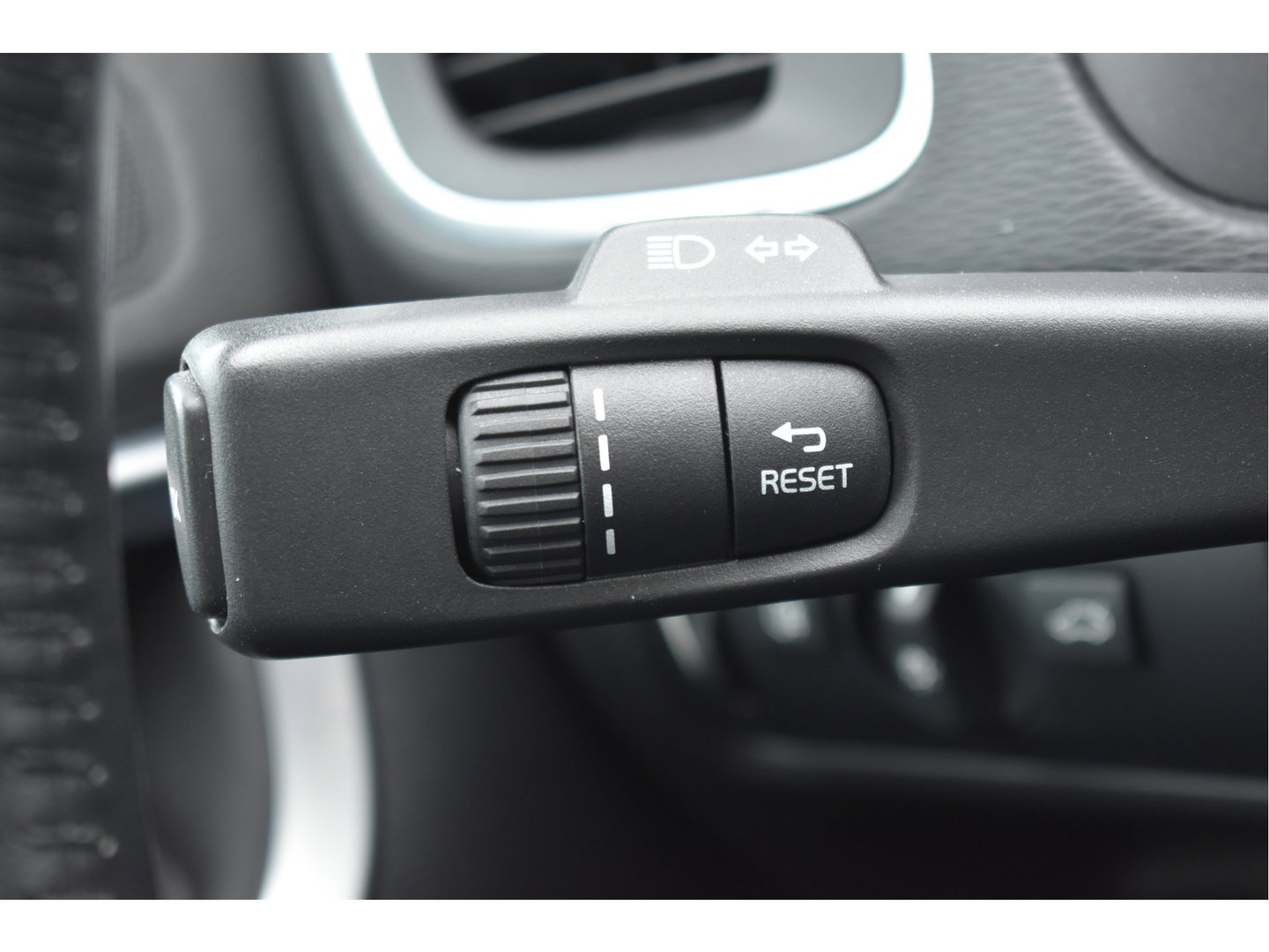 Volvo V40 1.5 T2 Polar+ | NL-Auto | Historie | Standkachel | Stoelverwarming | Nav | Sfeerverl. | Full LED | Zeer netjes