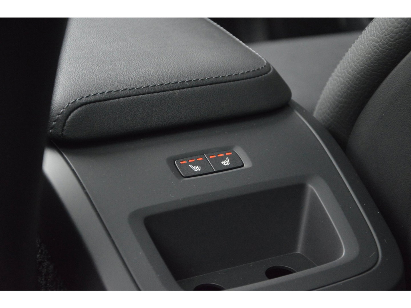 Volvo XC60 T6 Hybride AWD Plus Dark LONG RANGE | Panoramadak | Camera | Trekhaak | Pilot-Assist | Memory stoelen |