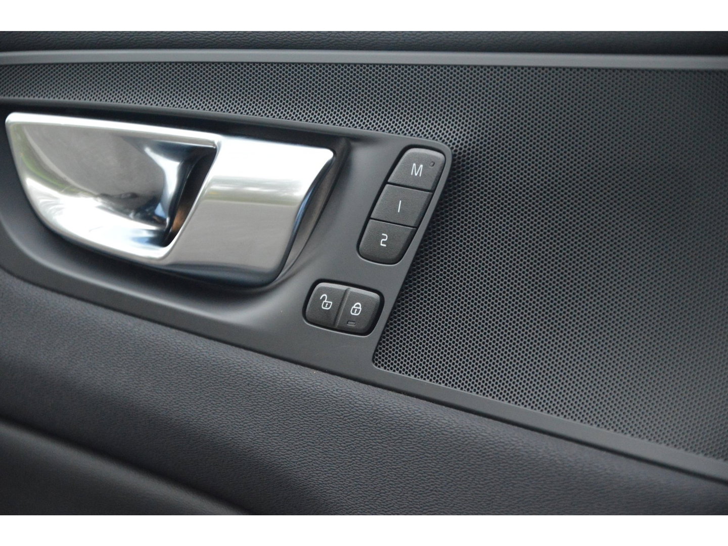 Volvo XC60 T6 Hybride AWD Plus Dark LONG RANGE | Panoramadak | Camera | Trekhaak | Pilot-Assist | Memory stoelen |