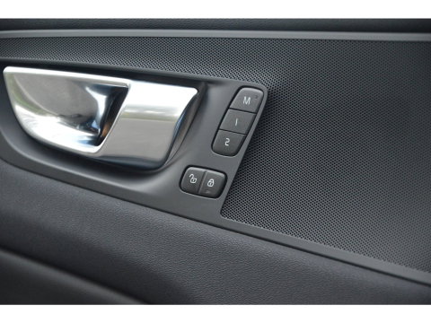 Volvo XC60 T6 Hybride AWD Plus Dark LONG RANGE | Panoramadak | Camera | Trekhaak | Pilot-Assist | Memory stoelen |