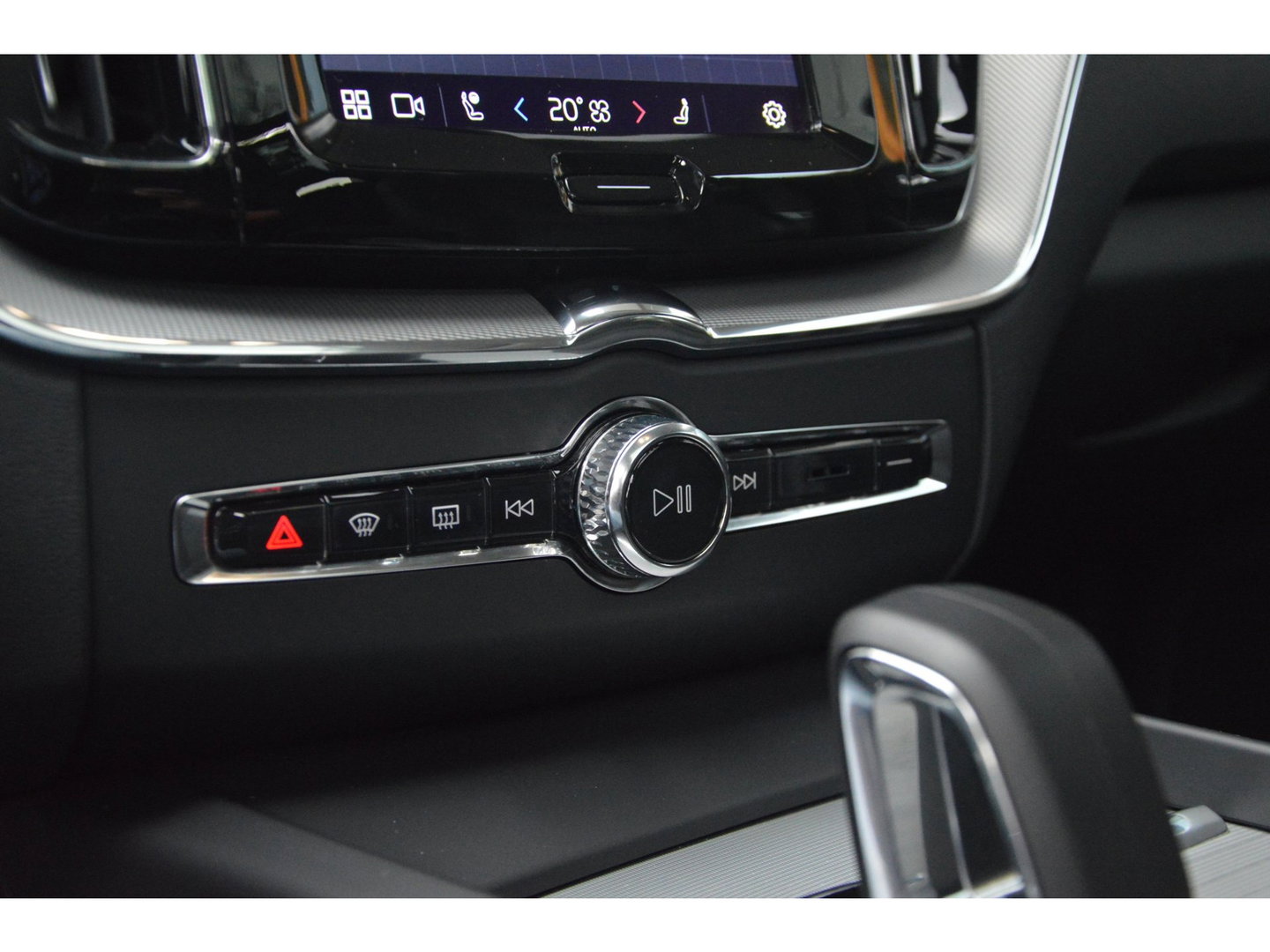 Volvo XC60 T6 Hybride AWD Plus Dark LONG RANGE | Panoramadak | Camera | Trekhaak | Pilot-Assist | Memory stoelen |
