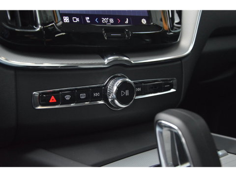 Volvo XC60 T6 Hybride AWD Plus Dark LONG RANGE | Panoramadak | Camera | Trekhaak | Pilot-Assist | Memory stoelen |