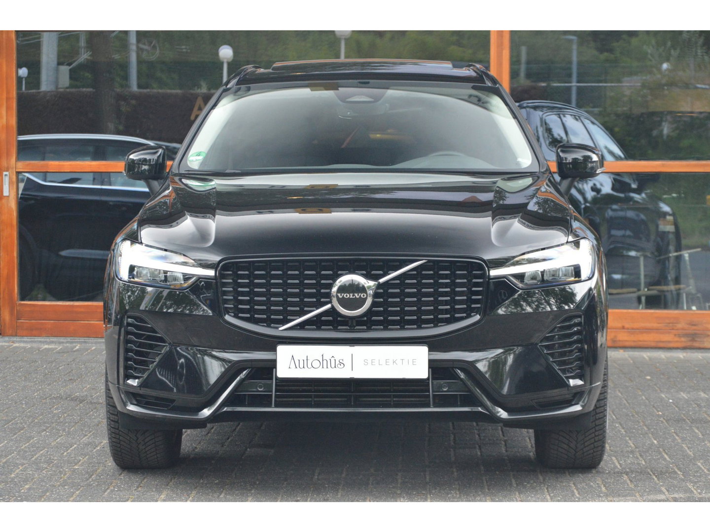 Volvo XC60 T6 Hybride AWD Plus Dark LONG RANGE | Panoramadak | Camera | Trekhaak | Pilot-Assist | Memory stoelen |