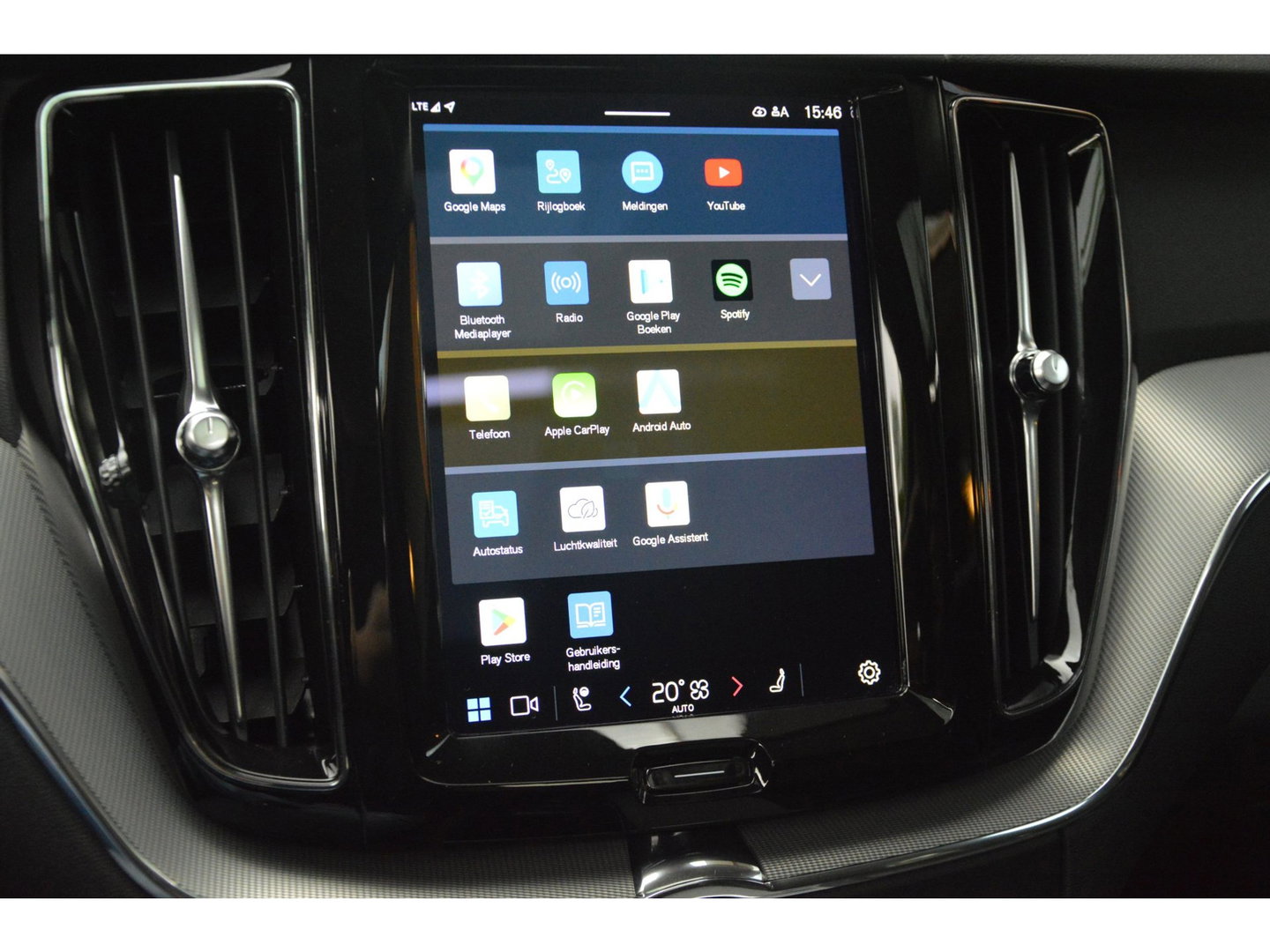 Volvo XC60 T6 Hybride AWD Plus Dark LONG RANGE | Panoramadak | Camera | Trekhaak | Pilot-Assist | Memory stoelen |