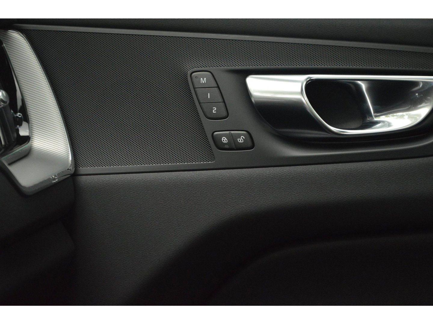 Volvo XC60 T6 Hybride AWD Plus Dark LONG RANGE | Panoramadak | Camera | Trekhaak | Pilot-Assist | Memory stoelen |