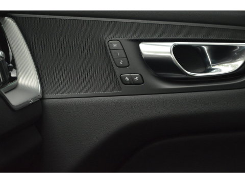 Volvo XC60 T6 Hybride AWD Plus Dark LONG RANGE | Panoramadak | Camera | Trekhaak | Pilot-Assist | Memory stoelen |