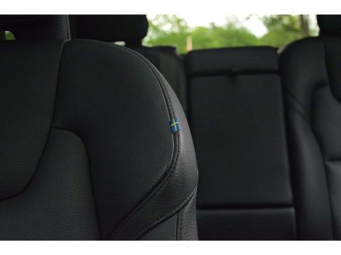 Volvo XC60 T6 Hybride AWD Plus Dark LONG RANGE | Panoramadak | Camera | Trekhaak | Pilot-Assist | Memory stoelen |