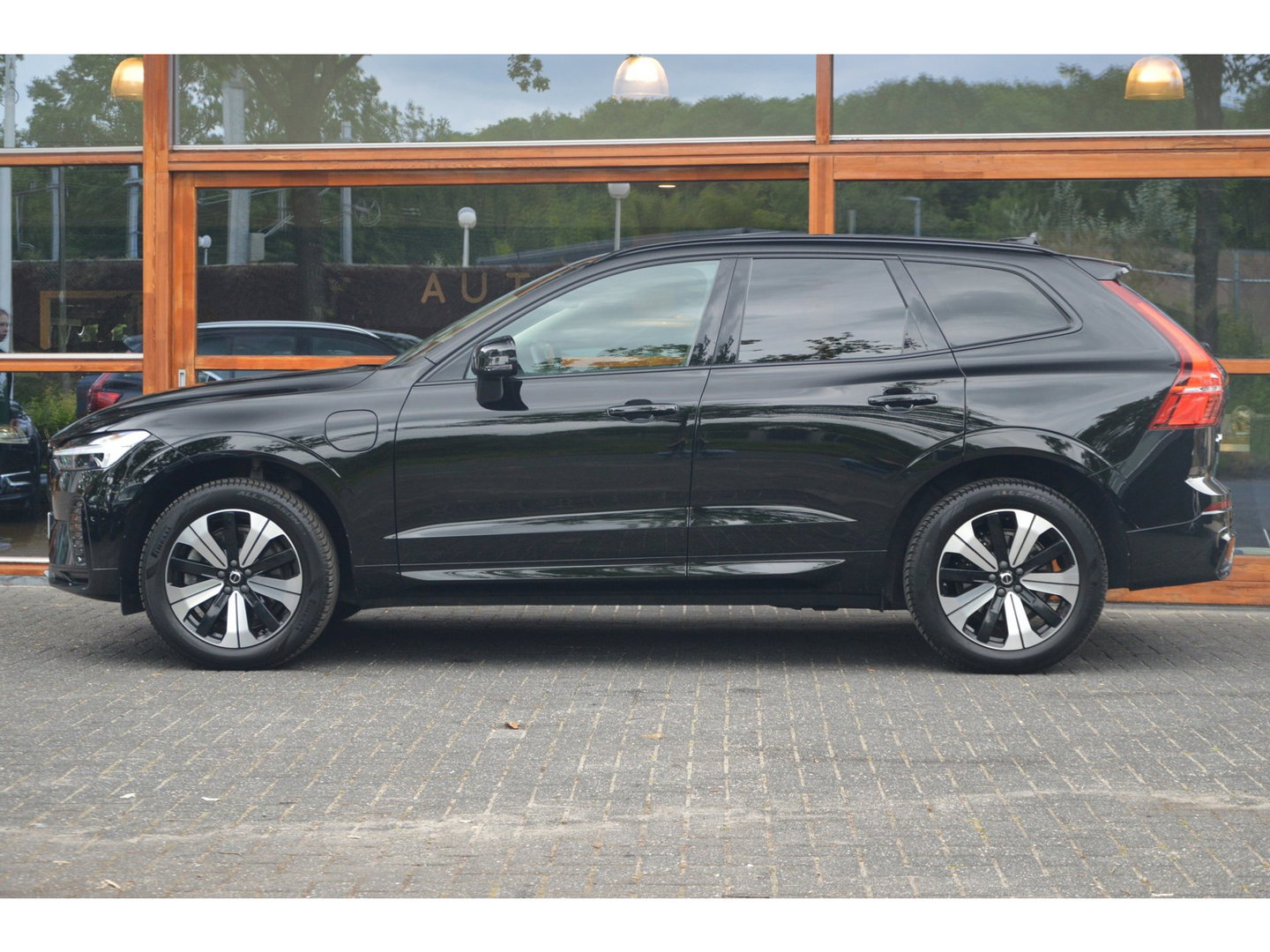 Volvo XC60 T6 Hybride AWD Plus Dark LONG RANGE | Panoramadak | Camera | Trekhaak | Pilot-Assist | Memory stoelen |