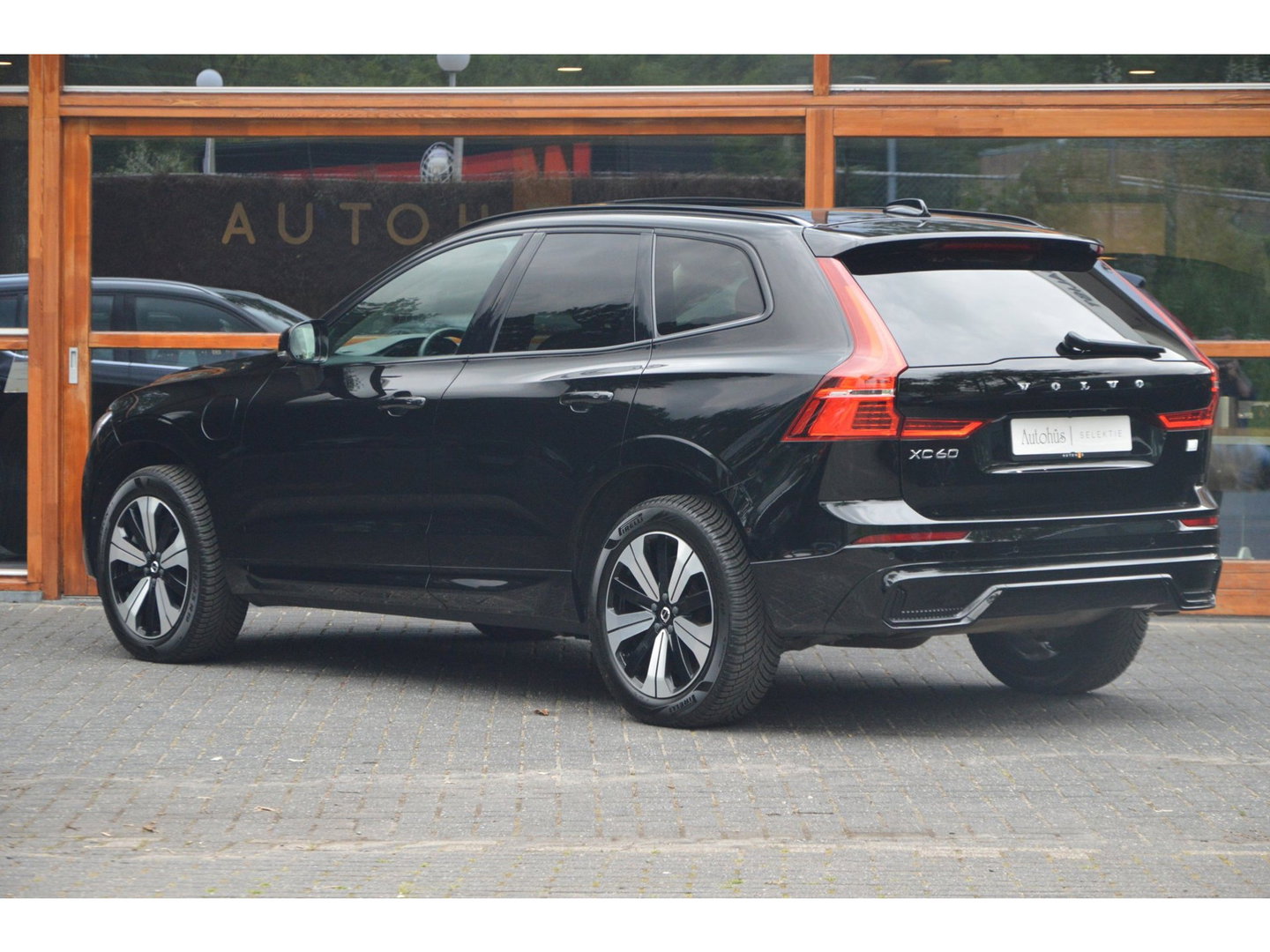 Volvo XC60 T6 Hybride AWD Plus Dark LONG RANGE | Panoramadak | Camera | Trekhaak | Pilot-Assist | Memory stoelen |