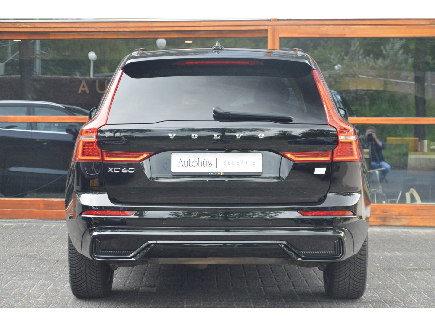 Volvo XC60 T6 Hybride AWD Plus Dark LONG RANGE | Panoramadak | Camera | Trekhaak | Pilot-Assist | Memory stoelen |