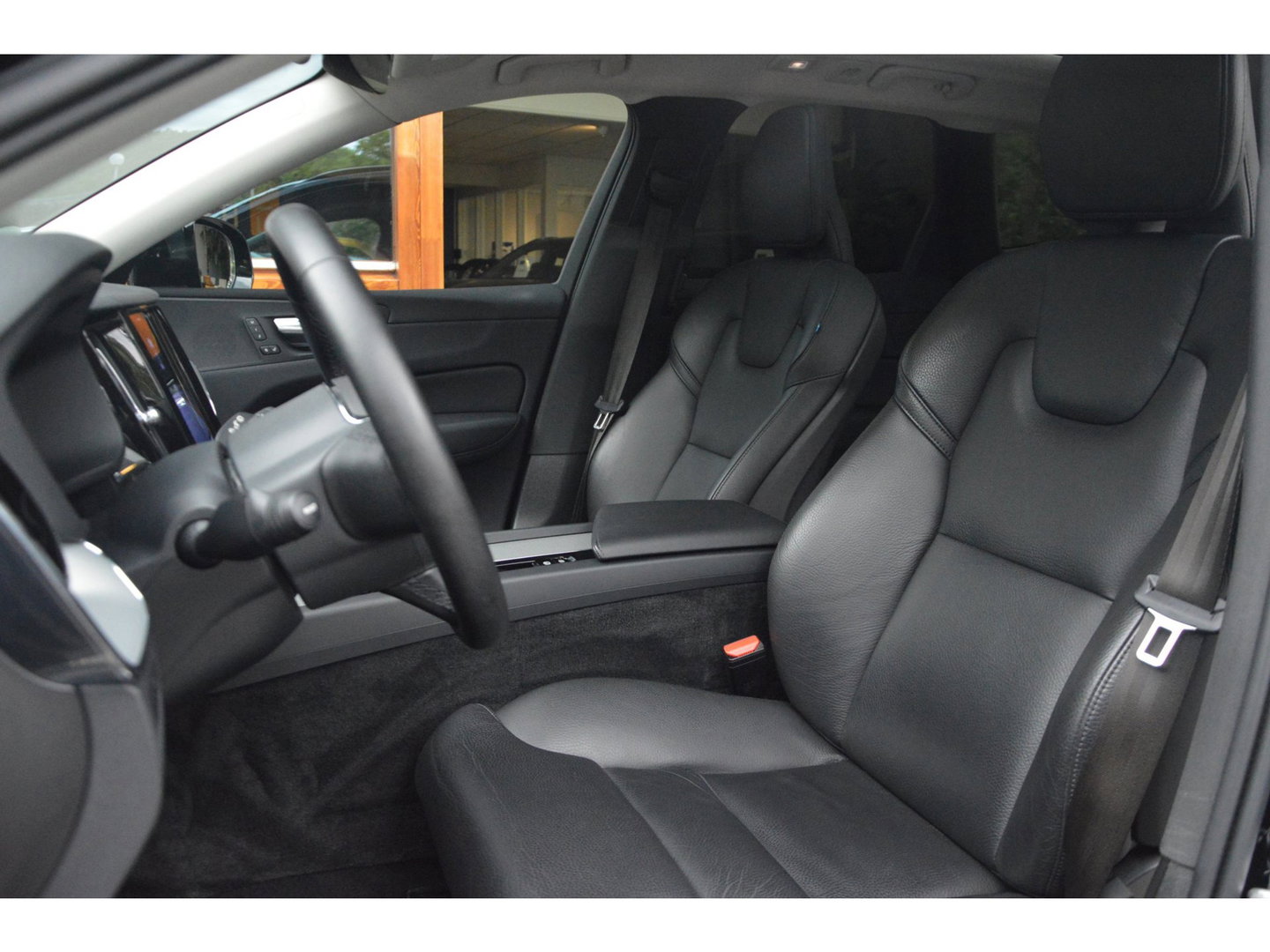 Volvo XC60 T6 Hybride AWD Plus Dark LONG RANGE | Panoramadak | Camera | Trekhaak | Pilot-Assist | Memory stoelen |