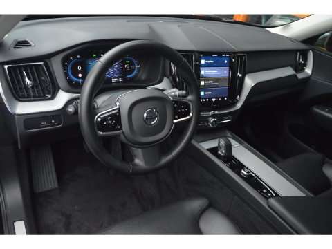 Volvo XC60 T6 Hybride AWD Plus Dark LONG RANGE | Panoramadak | Camera | Trekhaak | Pilot-Assist | Memory stoelen |