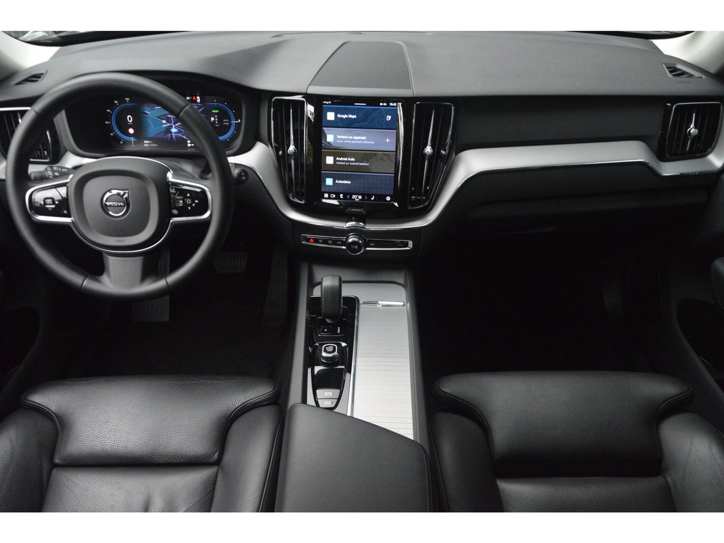 Volvo XC60 T6 Hybride AWD Plus Dark LONG RANGE | Panoramadak | Camera | Trekhaak | Pilot-Assist | Memory stoelen |