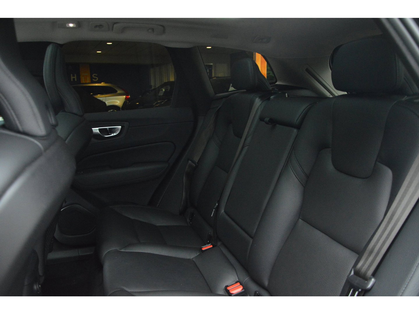 Volvo XC60 T6 Hybride AWD Plus Dark LONG RANGE | Panoramadak | Camera | Trekhaak | Pilot-Assist | Memory stoelen |