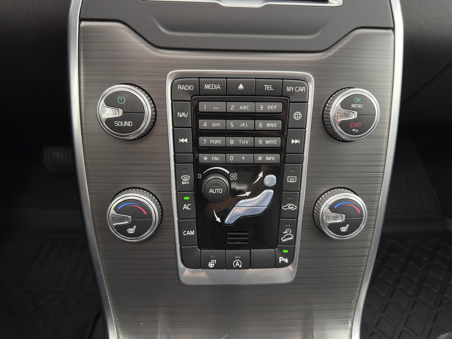 Volvo XC70 2.4 D5 Polar+ Aut. *PANO | LEATHER | BI-XENON | MEMORY-PACK | HEATED-COMFORTSEATS | NAVI-FULLMAP | ECC | PDC | CRUISE | 18''ALU*