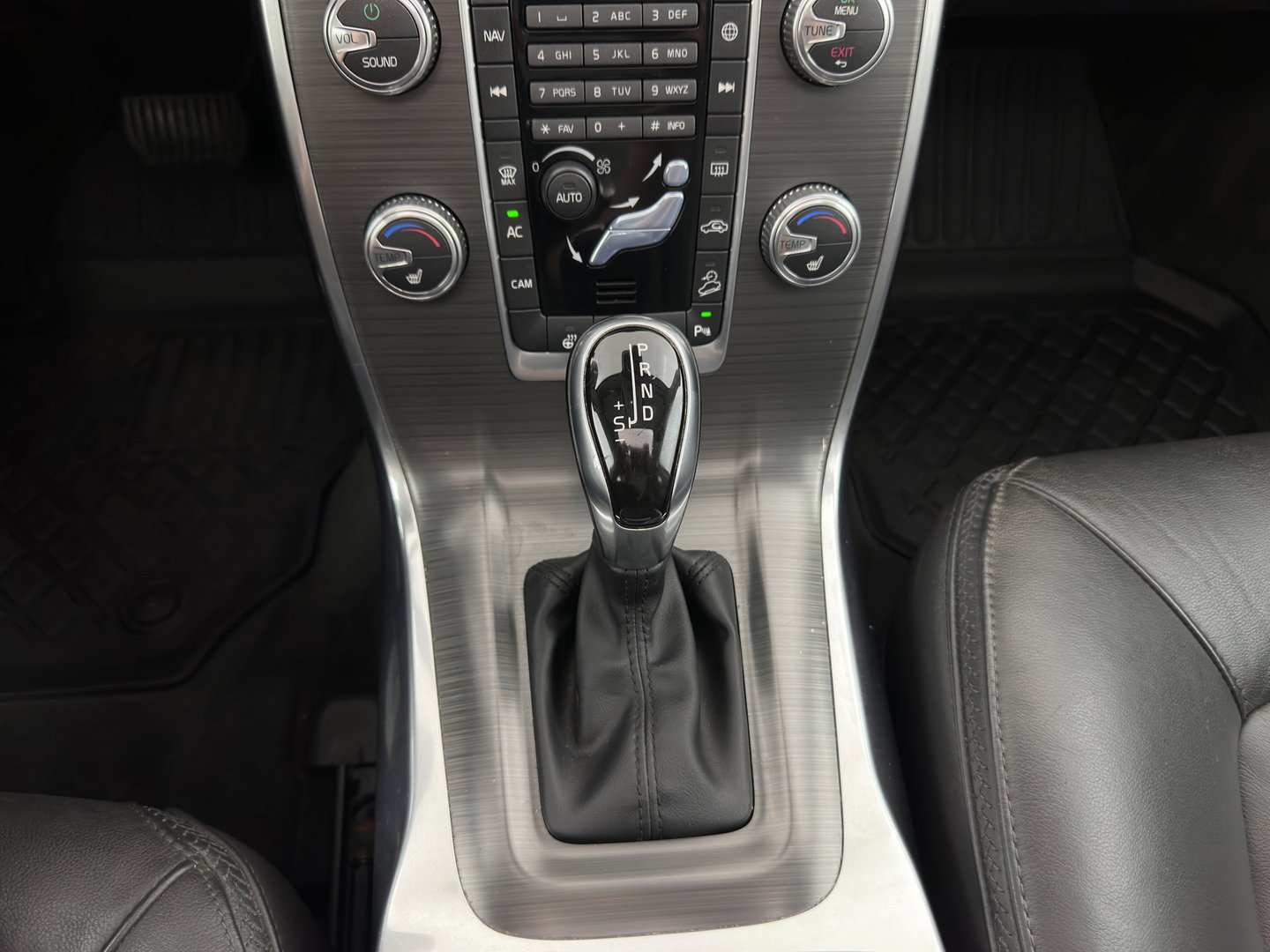 Volvo XC70 2.4 D5 Polar+ Aut. *PANO | LEATHER | BI-XENON | MEMORY-PACK | HEATED-COMFORTSEATS | NAVI-FULLMAP | ECC | PDC | CRUISE | 18''ALU*