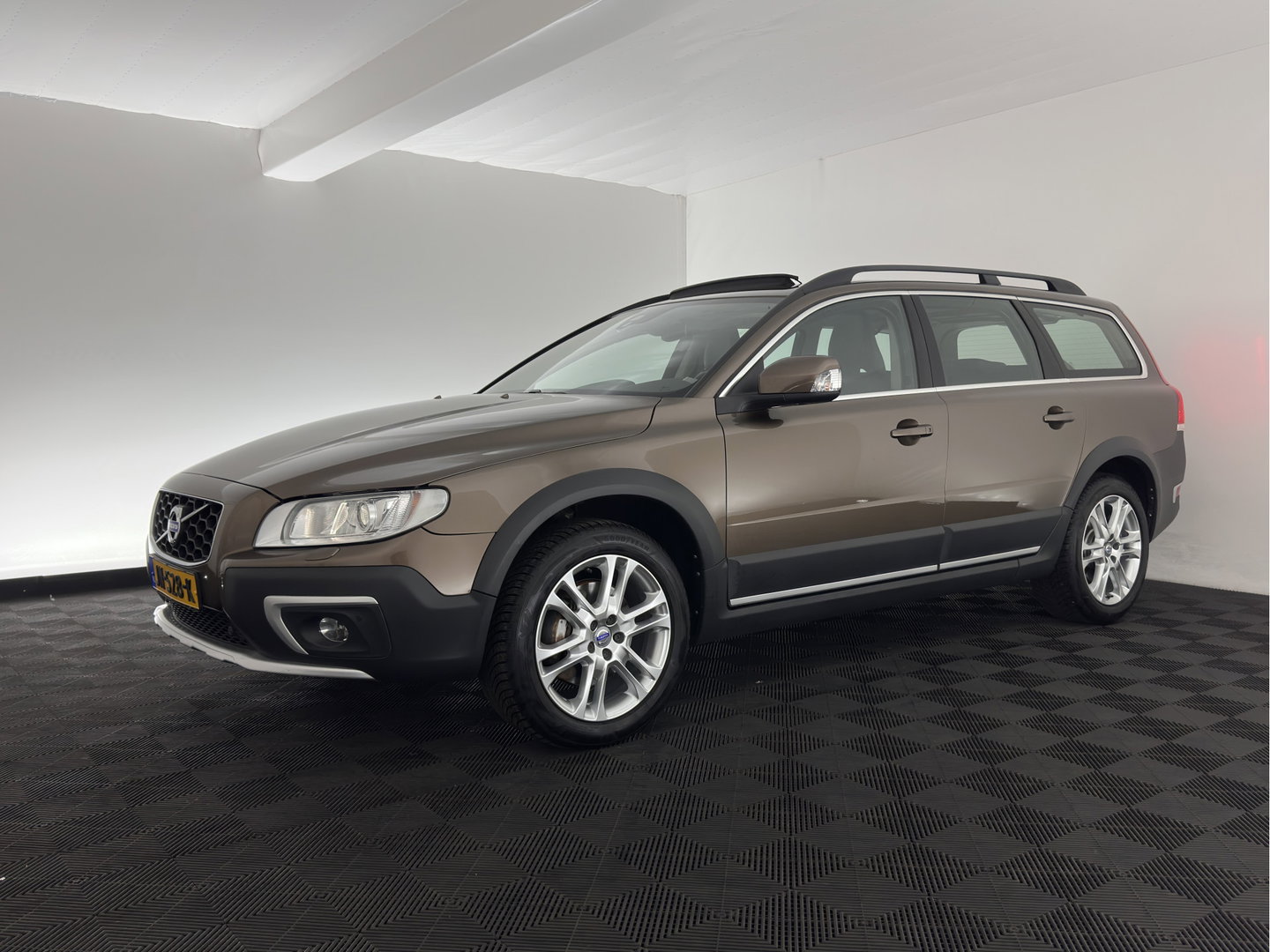 Volvo XC70 2.4 D5 Polar+ Aut. *PANO | LEATHER | BI-XENON | MEMORY-PACK | HEATED-COMFORTSEATS | NAVI-FULLMAP | ECC | PDC | CRUISE | 18''ALU*