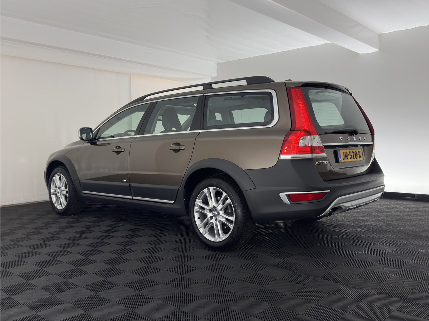 Volvo XC70 2.4 D5 Polar+ Aut. *PANO | LEATHER | BI-XENON | MEMORY-PACK | HEATED-COMFORTSEATS | NAVI-FULLMAP | ECC | PDC | CRUISE | 18''ALU*