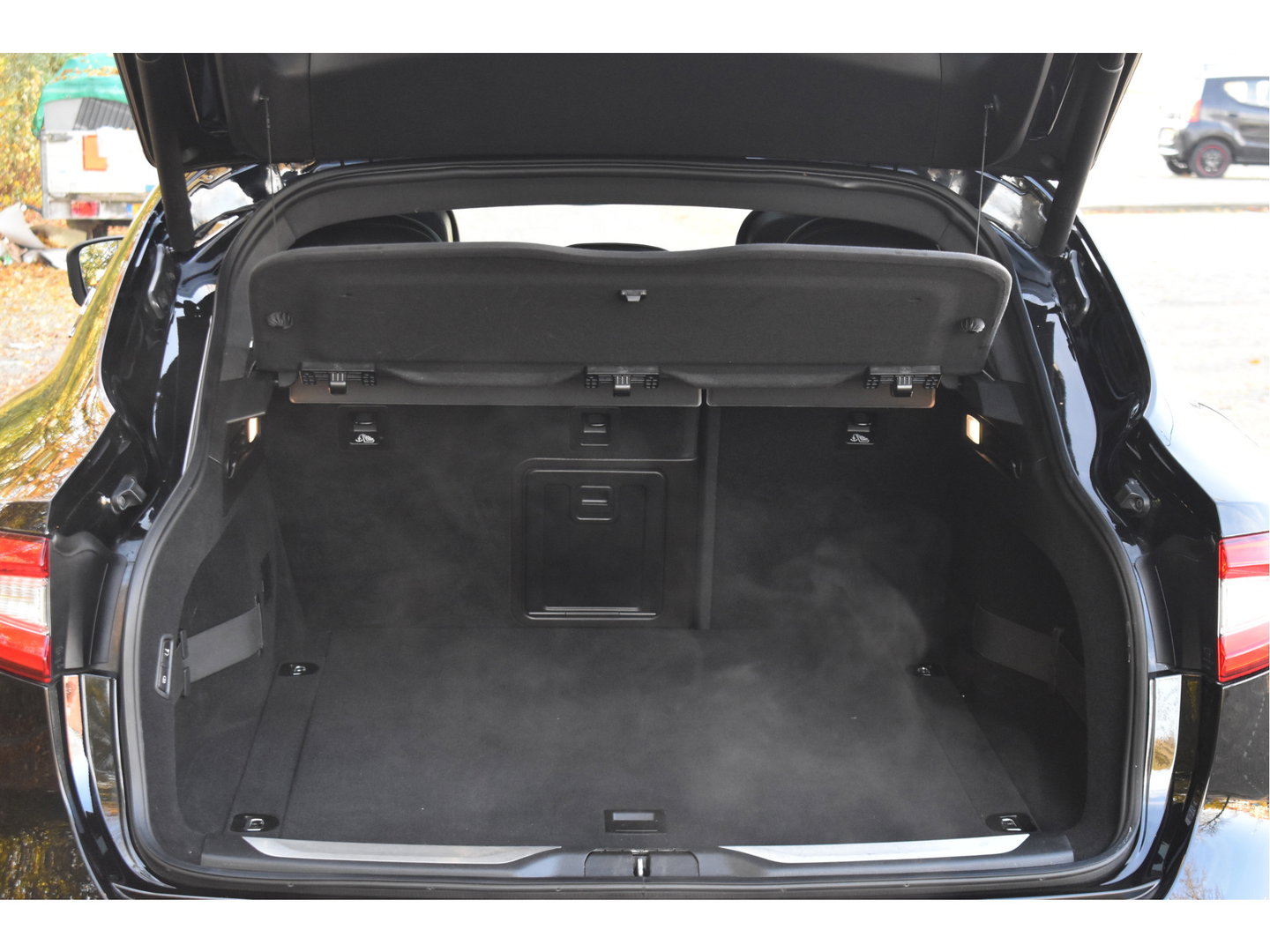 Maserati Levante 3.0 V6 AWD GranLusso 350 pk Facelift Driver ass.Pack 1 | Open dak | Harman/Kardon | Camera | Luchtvering | Carplay | Keyless | DAB | Full LED | 20"