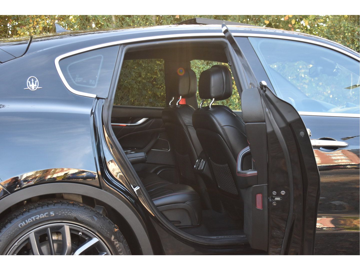 Maserati Levante 3.0 V6 AWD GranLusso 350 pk Facelift Driver ass.Pack 1 | Open dak | Harman/Kardon | Camera | Luchtvering | Carplay | Keyless | DAB | Full LED | 20"