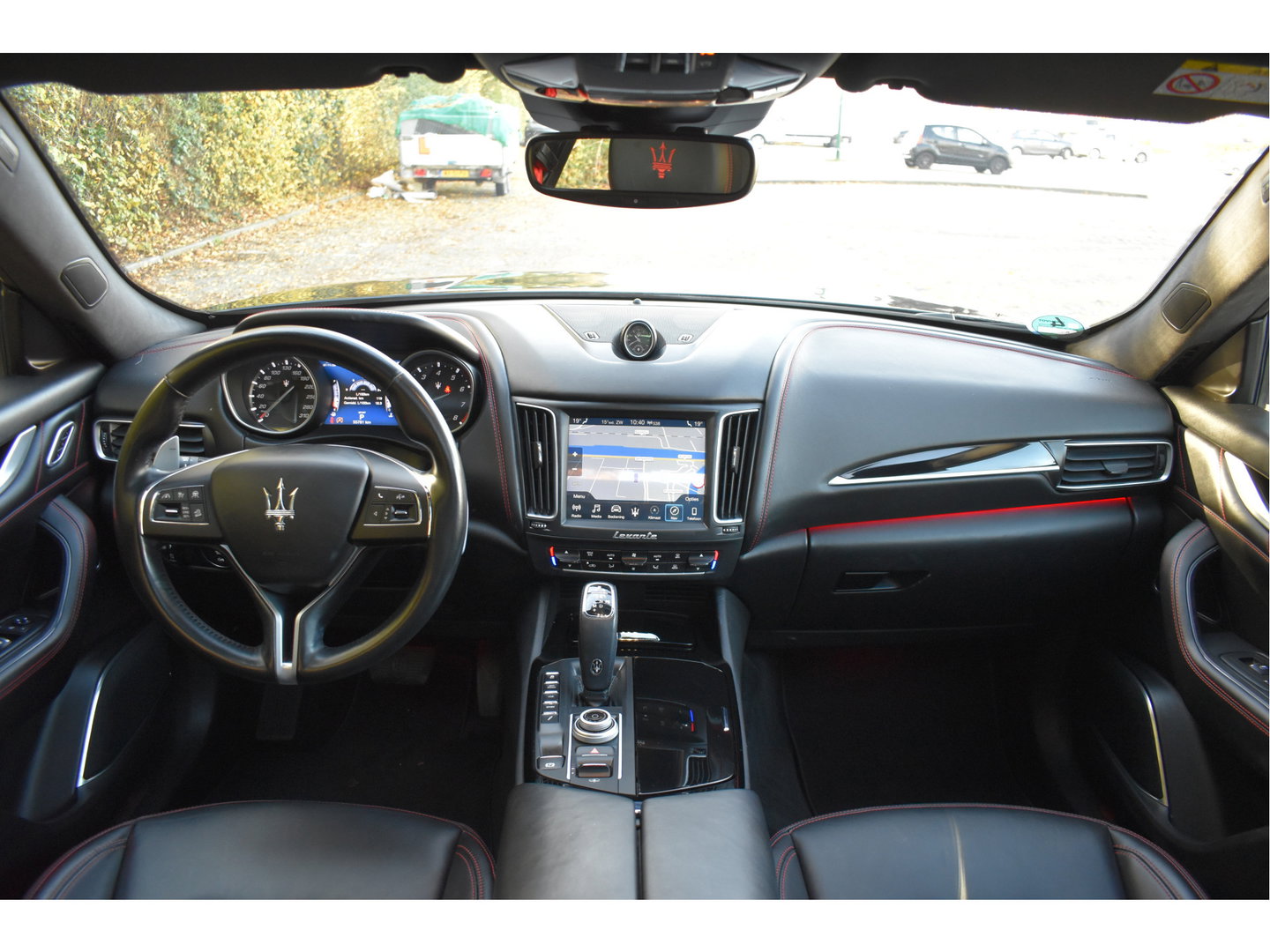 Maserati Levante 3.0 V6 AWD GranLusso 350 pk Facelift Driver ass.Pack 1 | Open dak | Harman/Kardon | Camera | Luchtvering | Carplay | Keyless | DAB | Full LED | 20"