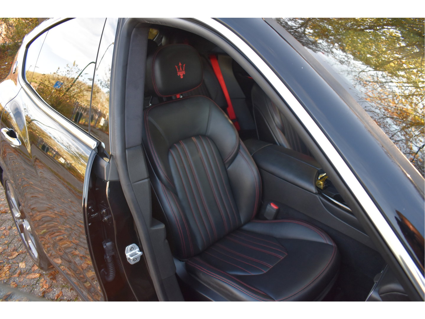 Maserati Levante 3.0 V6 AWD GranLusso 350 pk Facelift Driver ass.Pack 1 | Open dak | Harman/Kardon | Camera | Luchtvering | Carplay | Keyless | DAB | Full LED | 20"