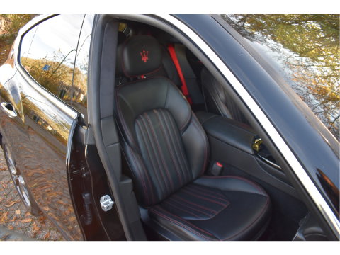 Maserati Levante 3.0 V6 AWD GranLusso 350 pk Facelift Driver ass.Pack 1 | Open dak | Harman/Kardon | Camera | Luchtvering | Carplay | Keyless | DAB | Full LED | 20"