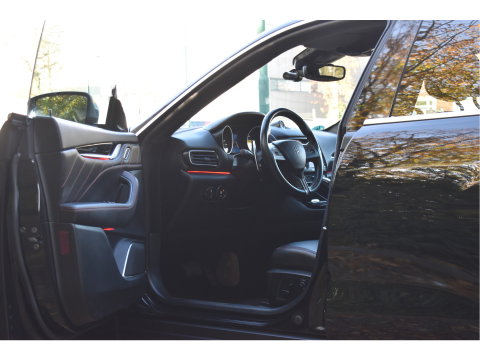 Maserati Levante 3.0 V6 AWD GranLusso 350 pk Facelift Driver ass.Pack 1 | Open dak | Harman/Kardon | Camera | Luchtvering | Carplay | Keyless | DAB | Full LED | 20"