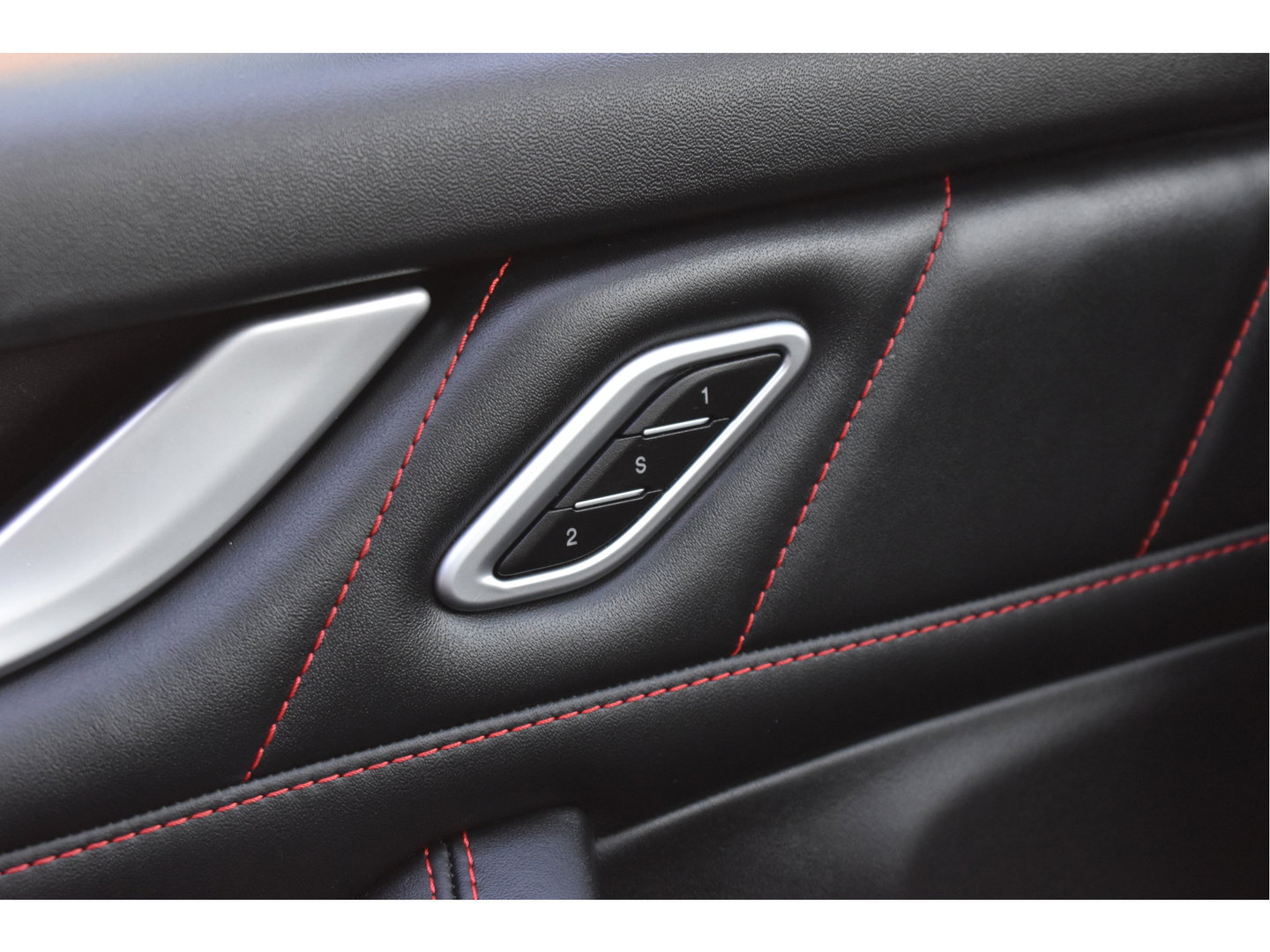 Maserati Levante 3.0 V6 AWD GranLusso 350 pk Facelift Driver ass.Pack 1 | Open dak | Harman/Kardon | Camera | Luchtvering | Carplay | Keyless | DAB | Full LED | 20"