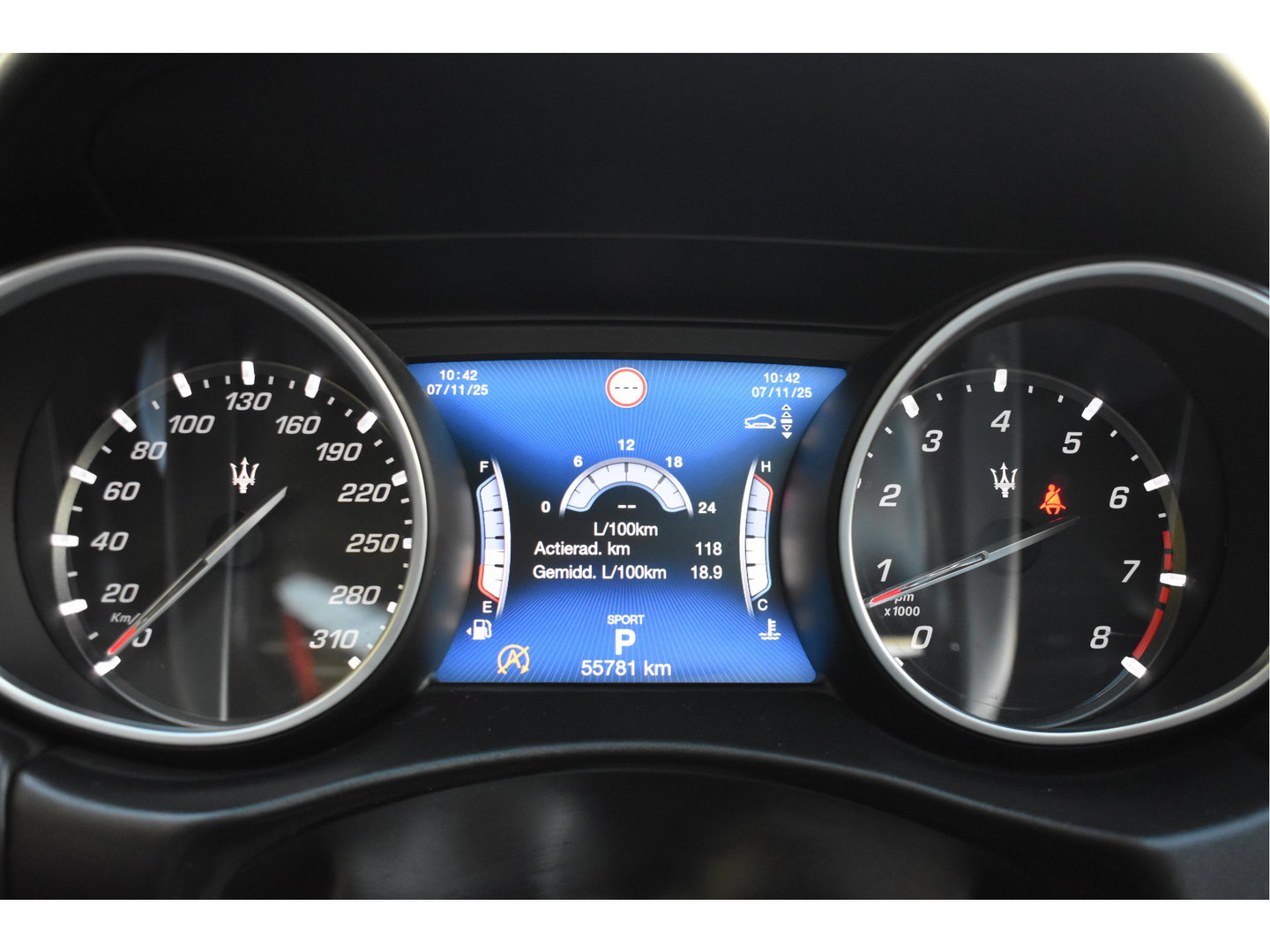 Maserati Levante 3.0 V6 AWD GranLusso 350 pk Facelift Driver ass.Pack 1 | Open dak | Harman/Kardon | Camera | Luchtvering | Carplay | Keyless | DAB | Full LED | 20"
