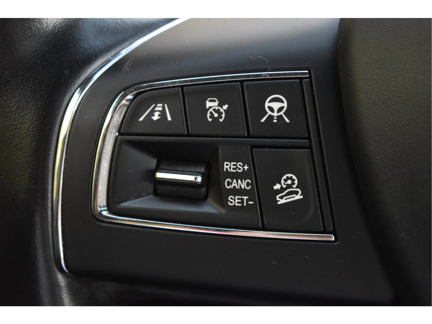 Maserati Levante 3.0 V6 AWD GranLusso 350 pk Facelift Driver ass.Pack 1 | Open dak | Harman/Kardon | Camera | Luchtvering | Carplay | Keyless | DAB | Full LED | 20"