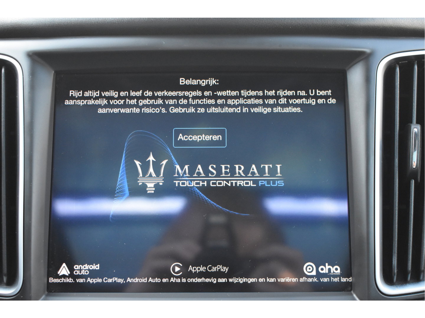 Maserati Levante 3.0 V6 AWD GranLusso 350 pk Facelift Driver ass.Pack 1 | Open dak | Harman/Kardon | Camera | Luchtvering | Carplay | Keyless | DAB | Full LED | 20"