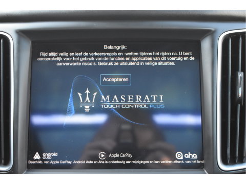 Maserati Levante 3.0 V6 AWD GranLusso 350 pk Facelift Driver ass.Pack 1 | Open dak | Harman/Kardon | Camera | Luchtvering | Carplay | Keyless | DAB | Full LED | 20"
