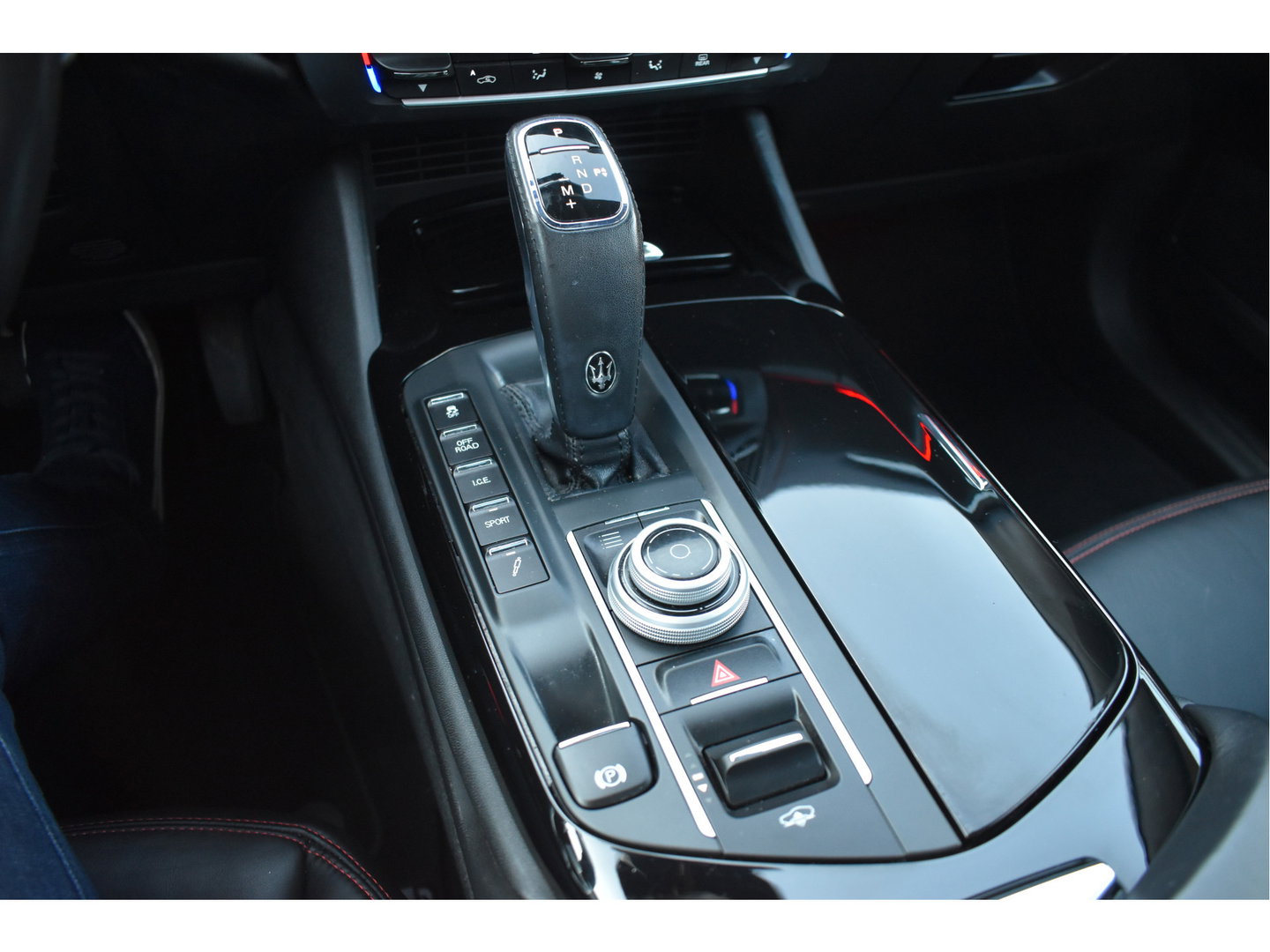 Maserati Levante 3.0 V6 AWD GranLusso 350 pk Facelift Driver ass.Pack 1 | Open dak | Harman/Kardon | Camera | Luchtvering | Carplay | Keyless | DAB | Full LED | 20"