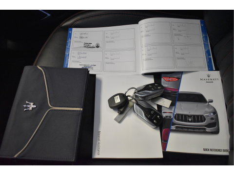 Maserati Levante 3.0 V6 AWD GranLusso 350 pk Facelift Driver ass.Pack 1 | Open dak | Harman/Kardon | Camera | Luchtvering | Carplay | Keyless | DAB | Full LED | 20"