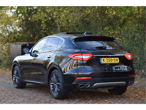 Maserati Levante 3.0 V6 AWD GranLusso 350 pk Facelift Driver ass.Pack 1 | Open dak | Harman/Kardon | Camera | Luchtvering | Carplay | Keyless | DAB | Full LED | 20"