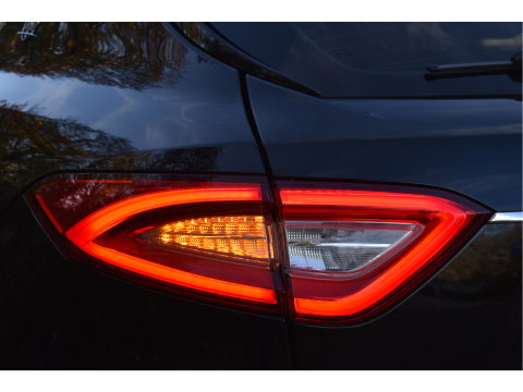 Maserati Levante 3.0 V6 AWD GranLusso 350 pk Facelift Driver ass.Pack 1 | Open dak | Harman/Kardon | Camera | Luchtvering | Carplay | Keyless | DAB | Full LED | 20"
