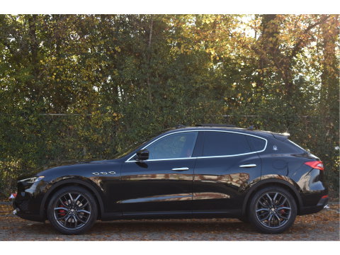 Maserati Levante 3.0 V6 AWD GranLusso 350 pk Facelift Driver ass.Pack 1 | Open dak | Harman/Kardon | Camera | Luchtvering | Carplay | Keyless | DAB | Full LED | 20"