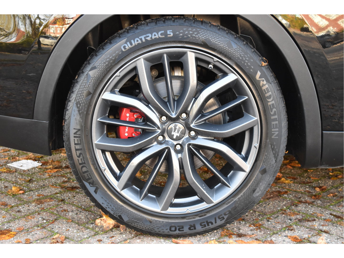 Maserati Levante 3.0 V6 AWD GranLusso 350 pk Facelift Driver ass.Pack 1 | Open dak | Harman/Kardon | Camera | Luchtvering | Carplay | Keyless | DAB | Full LED | 20"