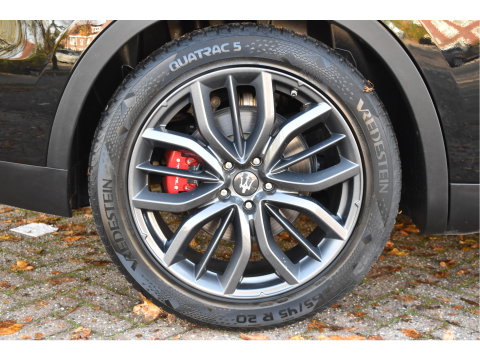 Maserati Levante 3.0 V6 AWD GranLusso 350 pk Facelift Driver ass.Pack 1 | Open dak | Harman/Kardon | Camera | Luchtvering | Carplay | Keyless | DAB | Full LED | 20"