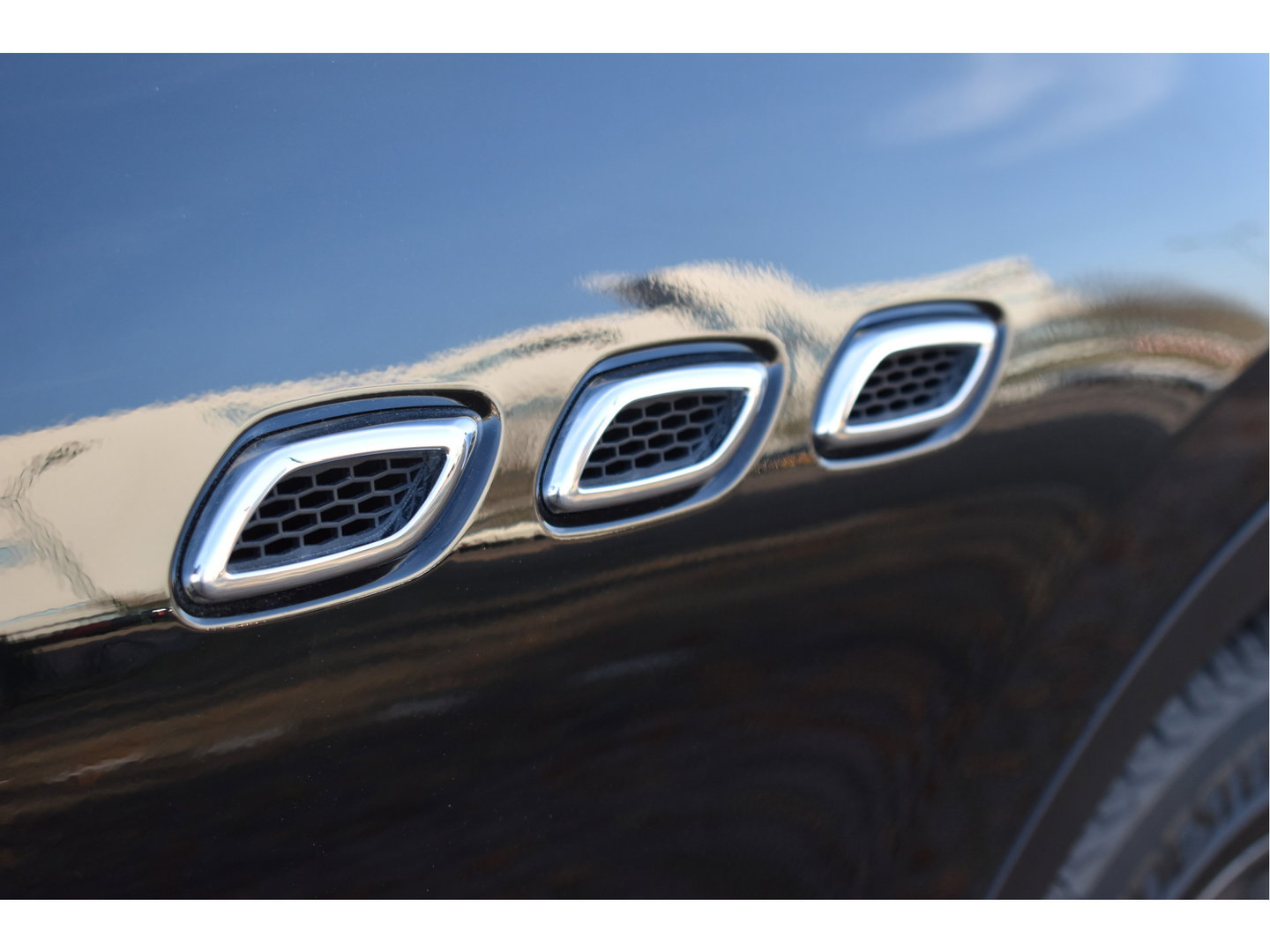 Maserati Levante 3.0 V6 AWD GranLusso 350 pk Facelift Driver ass.Pack 1 | Open dak | Harman/Kardon | Camera | Luchtvering | Carplay | Keyless | DAB | Full LED | 20"