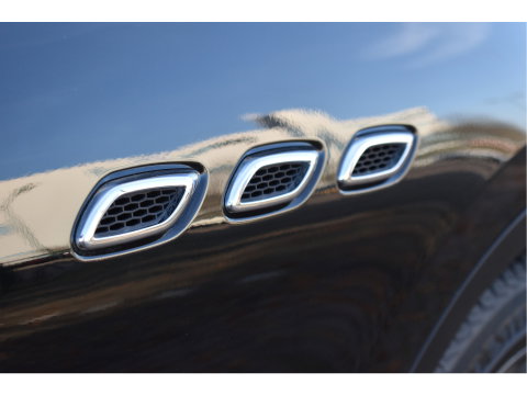 Maserati Levante 3.0 V6 AWD GranLusso 350 pk Facelift Driver ass.Pack 1 | Open dak | Harman/Kardon | Camera | Luchtvering | Carplay | Keyless | DAB | Full LED | 20"