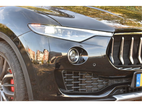 Maserati Levante 3.0 V6 AWD GranLusso 350 pk Facelift Driver ass.Pack 1 | Open dak | Harman/Kardon | Camera | Luchtvering | Carplay | Keyless | DAB | Full LED | 20"