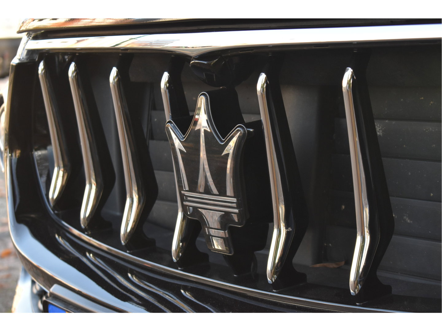 Maserati Levante 3.0 V6 AWD GranLusso 350 pk Facelift Driver ass.Pack 1 | Open dak | Harman/Kardon | Camera | Luchtvering | Carplay | Keyless | DAB | Full LED | 20"