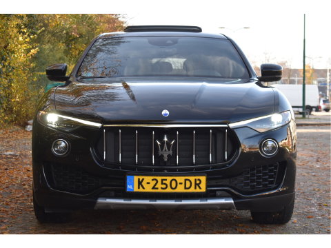 Maserati Levante 3.0 V6 AWD GranLusso 350 pk Facelift Driver ass.Pack 1 | Open dak | Harman/Kardon | Camera | Luchtvering | Carplay | Keyless | DAB | Full LED | 20"