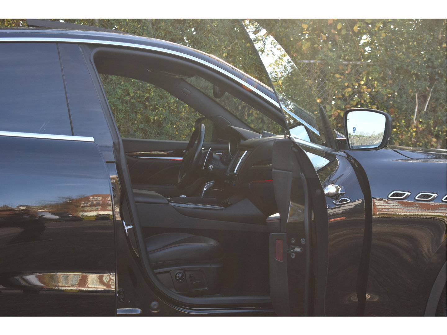 Maserati Levante 3.0 V6 AWD GranLusso 350 pk Facelift Driver ass.Pack 1 | Open dak | Harman/Kardon | Camera | Luchtvering | Carplay | Keyless | DAB | Full LED | 20"