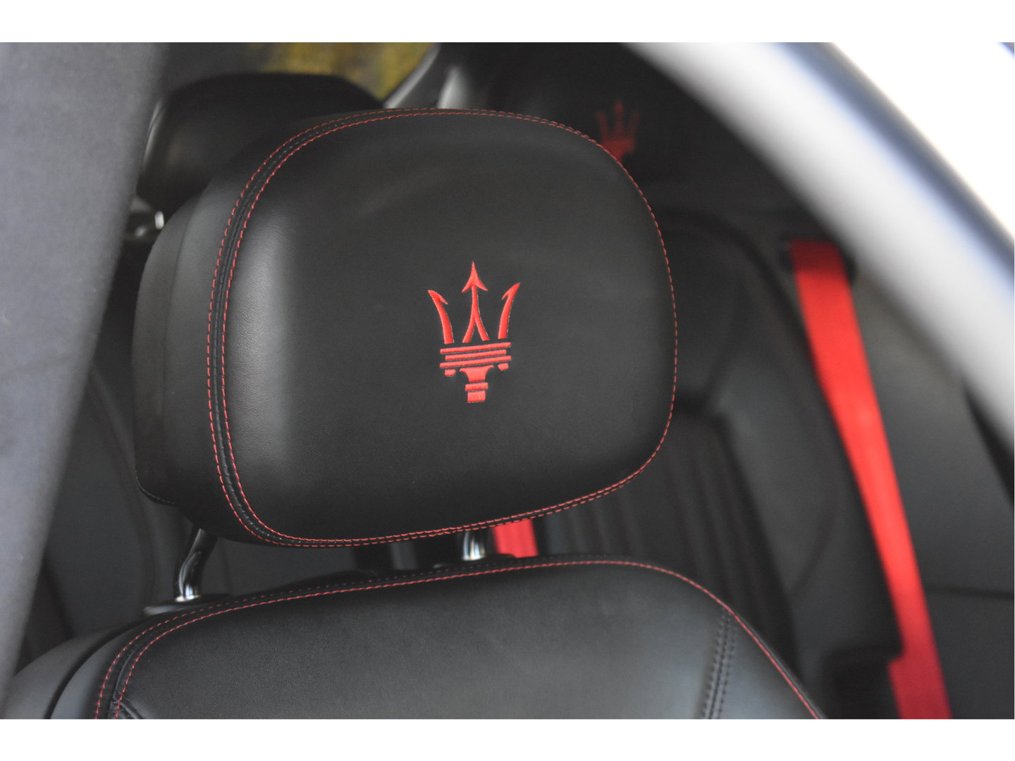 Maserati Levante 3.0 V6 AWD GranLusso 350 pk Facelift Driver ass.Pack 1 | Open dak | Harman/Kardon | Camera | Luchtvering | Carplay | Keyless | DAB | Full LED | 20"