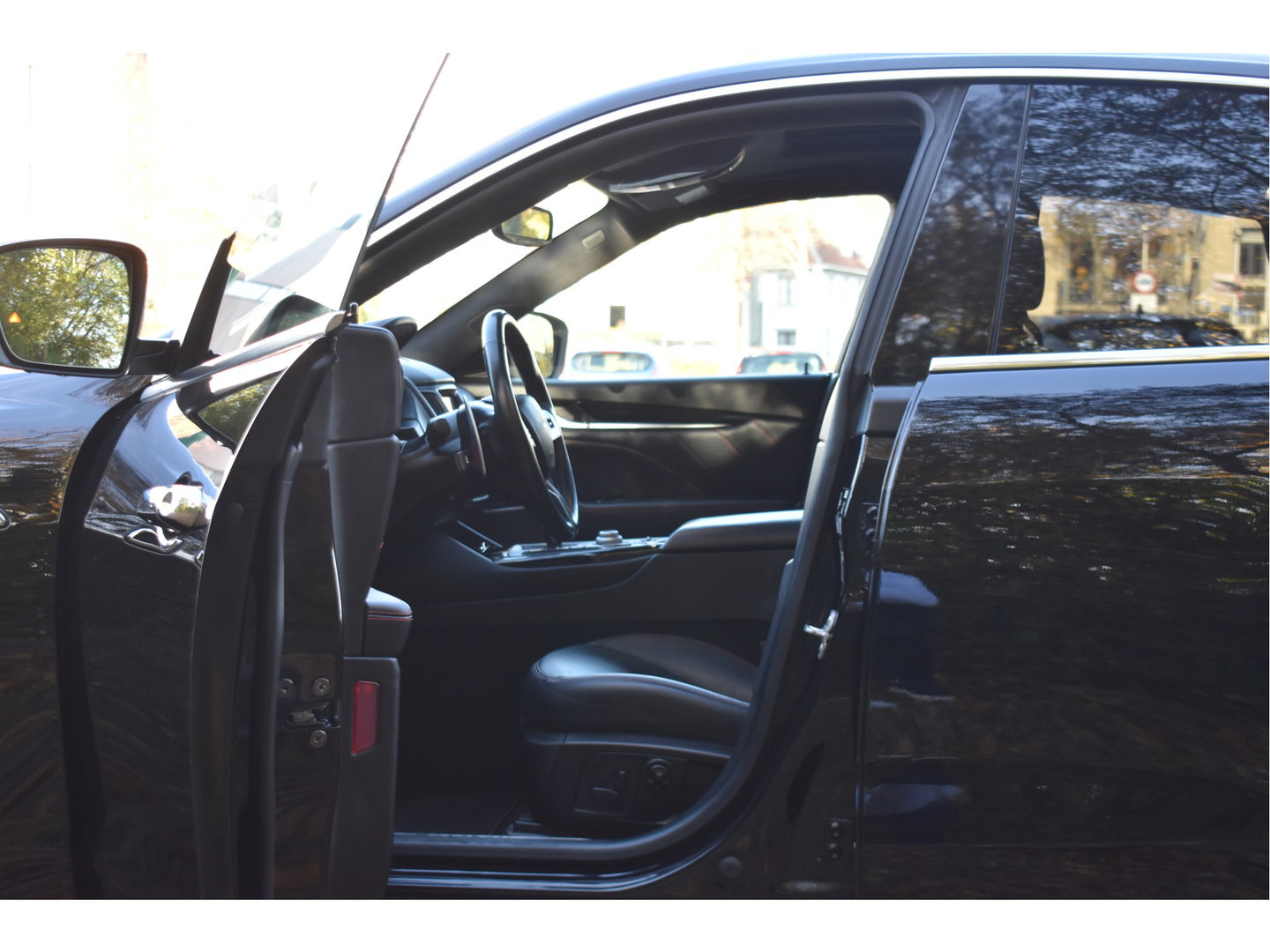Maserati Levante 3.0 V6 AWD GranLusso 350 pk Facelift Driver ass.Pack 1 | Open dak | Harman/Kardon | Camera | Luchtvering | Carplay | Keyless | DAB | Full LED | 20"