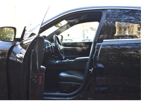 Maserati Levante 3.0 V6 AWD GranLusso 350 pk Facelift Driver ass.Pack 1 | Open dak | Harman/Kardon | Camera | Luchtvering | Carplay | Keyless | DAB | Full LED | 20"