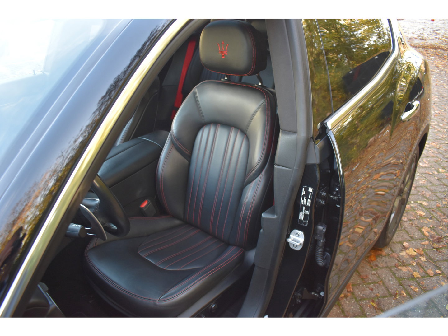Maserati Levante 3.0 V6 AWD GranLusso 350 pk Facelift Driver ass.Pack 1 | Open dak | Harman/Kardon | Camera | Luchtvering | Carplay | Keyless | DAB | Full LED | 20"